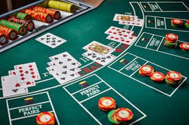 Tampilan permainan Wild West Gold dengan gulungan bertema koboi dan simbol emas